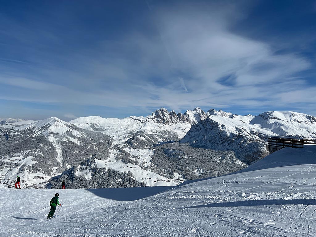 Ski slope Ciampinoi, Seceda in the background in winter