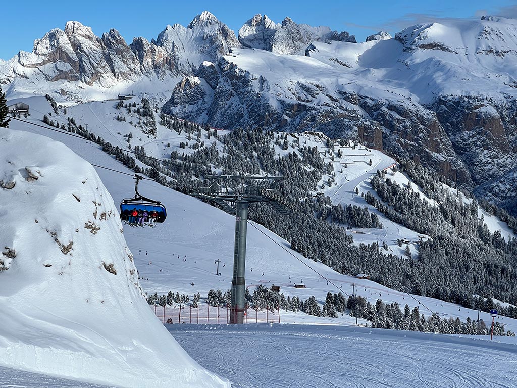 Sellaronda - Gran Paradiso stoeltjeslift, op de achtergrond de skipiste Ciampinoi 6