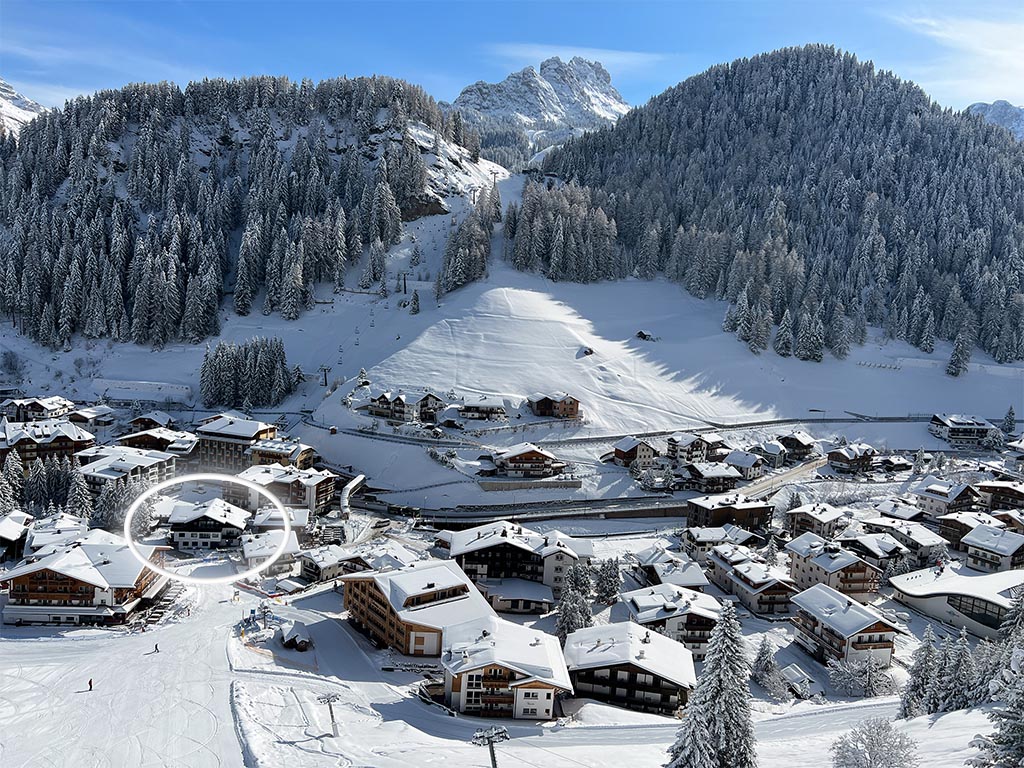 Location of the Garni Hotel Arya Alpine Lodge on the slopes in Selva Val Gardena in winter