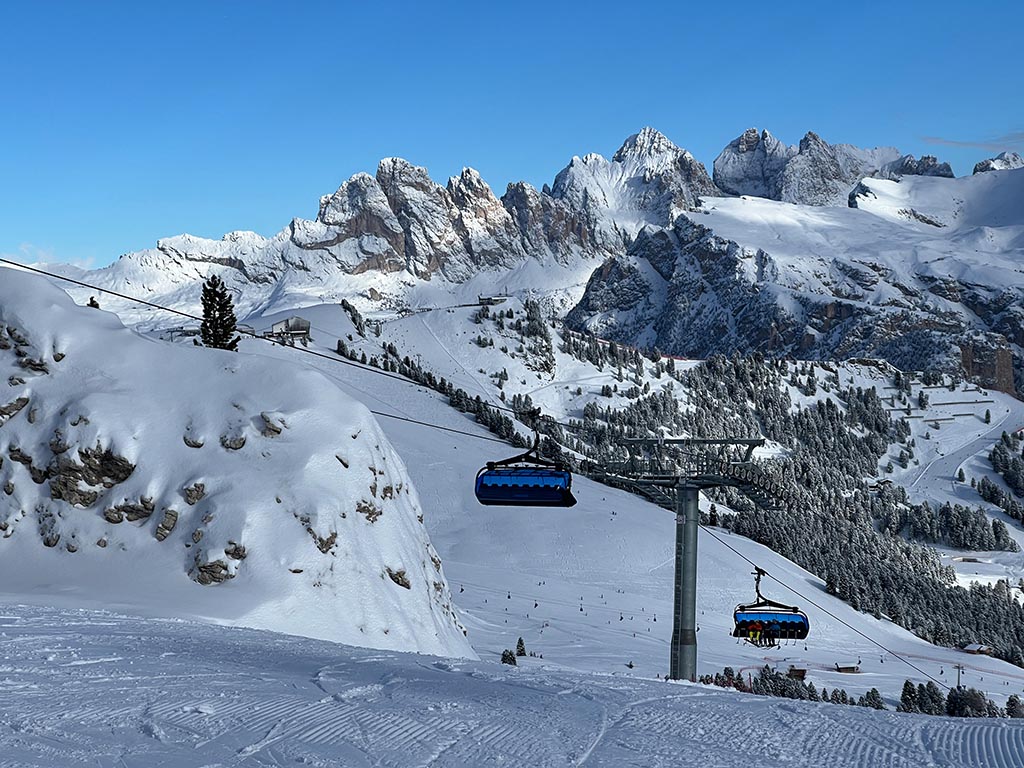 Winterpanorama op de Gran Paradiso, Odle-toppen en Seceda op de achtergrond in de winter