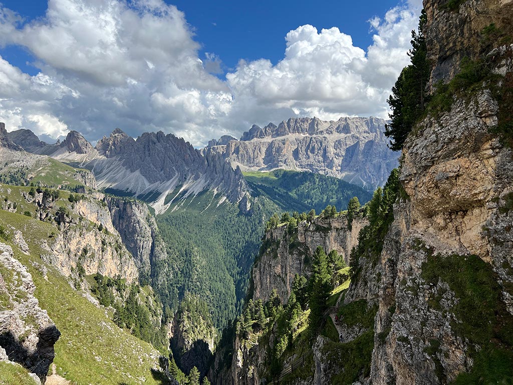 Blick von der Stevia auf die Cirspitzen und die Sella Gruppe im Sommer