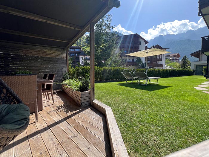 De tuin met ligstoelen