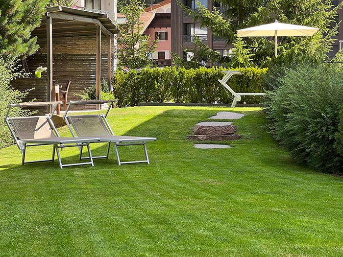 De tuin met ligstoelen