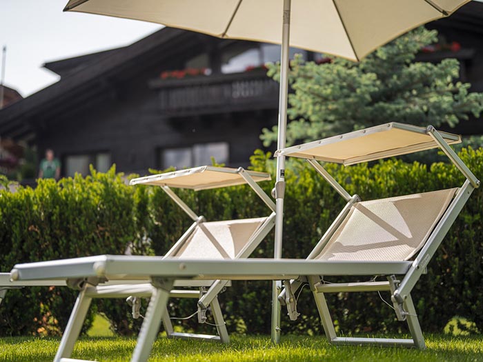 De tuin met ligstoelen