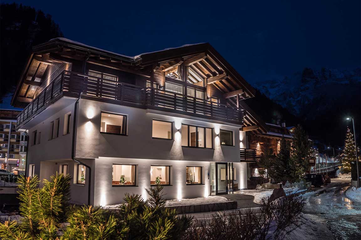 Garni Hotel Arya Alpine Lodge bei Nacht