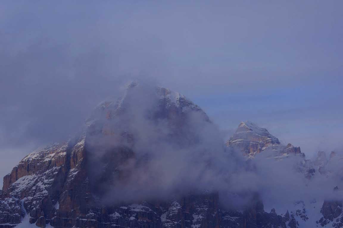 Le montagne delle Dolomiti nelle nuvole