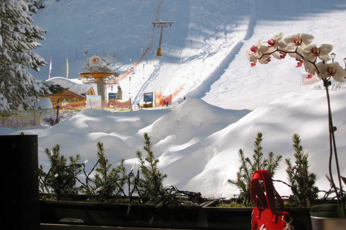 Wintersport Italie 2024: Uitzicht vanuit de ontbijtzaal van het Garni Hotel richting de ski piste Freina