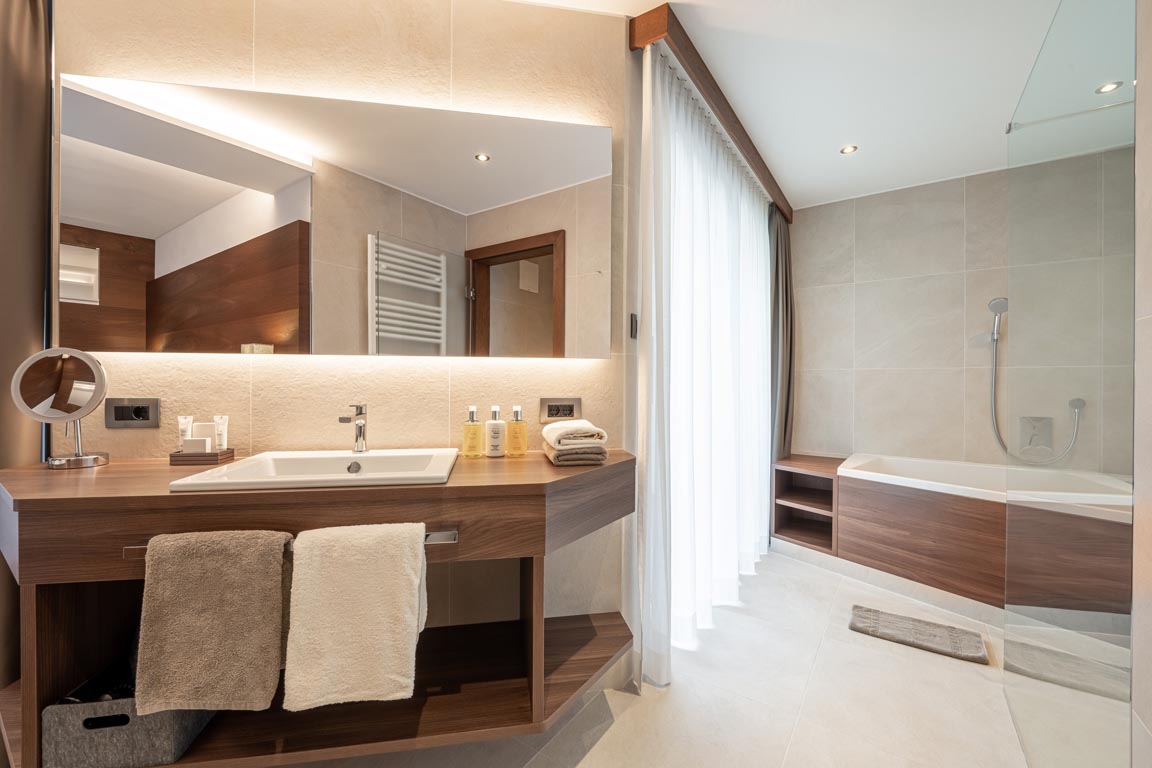 Bathroom with whirlpool - Garden Suite Royal