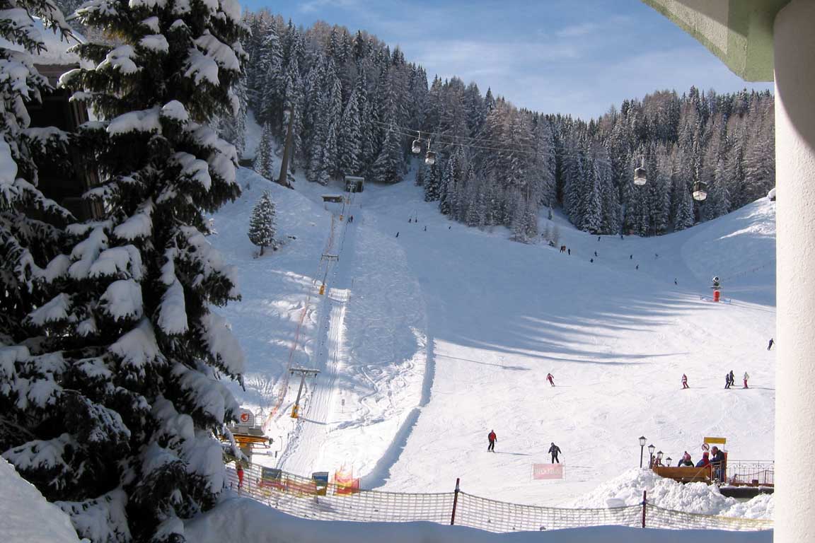 Uitzicht vanuit de Garni Hotel Arya Alpine Lodge richting de ski piste Freina