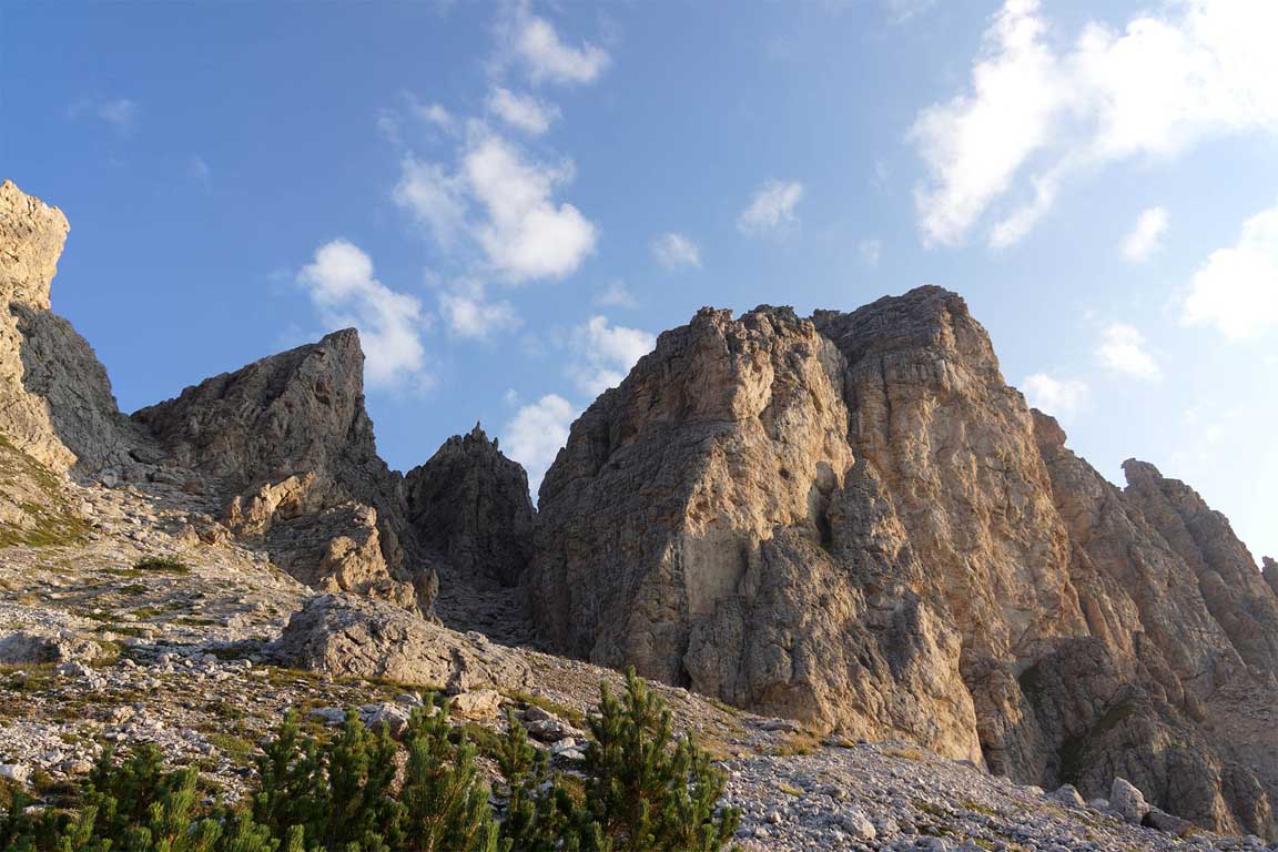 Pizes de Cir, mountain range above the Gardena Pass