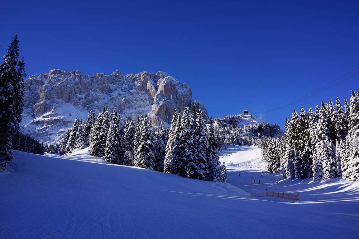Skifahern in den Südtiroler Bergen - Skipisten Piz Sella und Ciampinoi - oben sieht man die Piz Sella Bergstation
