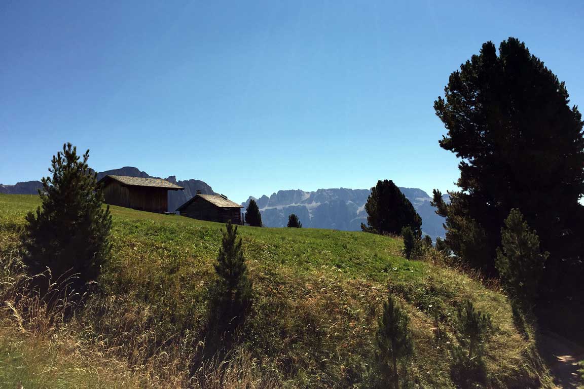 Hütten auf der Seceda Alm - Dolomiten im Herbst