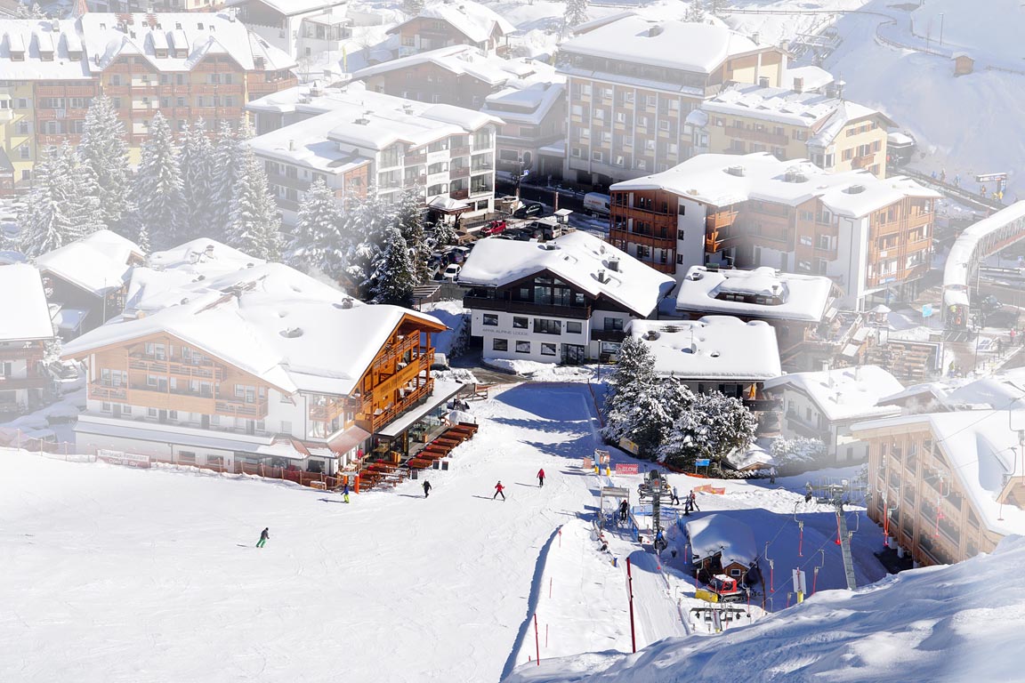 Sella Ronda: Ski slope to the Garni Hotel Arya Alpine Lodge in winter