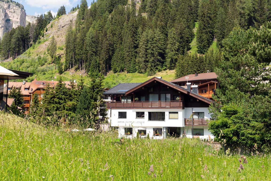 Garni Hotel Arya Alpine Lodge in Wolkenstein in Gröden im Sommer