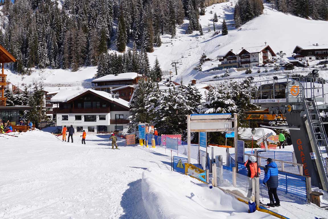 New charming (Ski in / Ski out) Garni Hotel Arya Alpine Lodge at the ski slopes