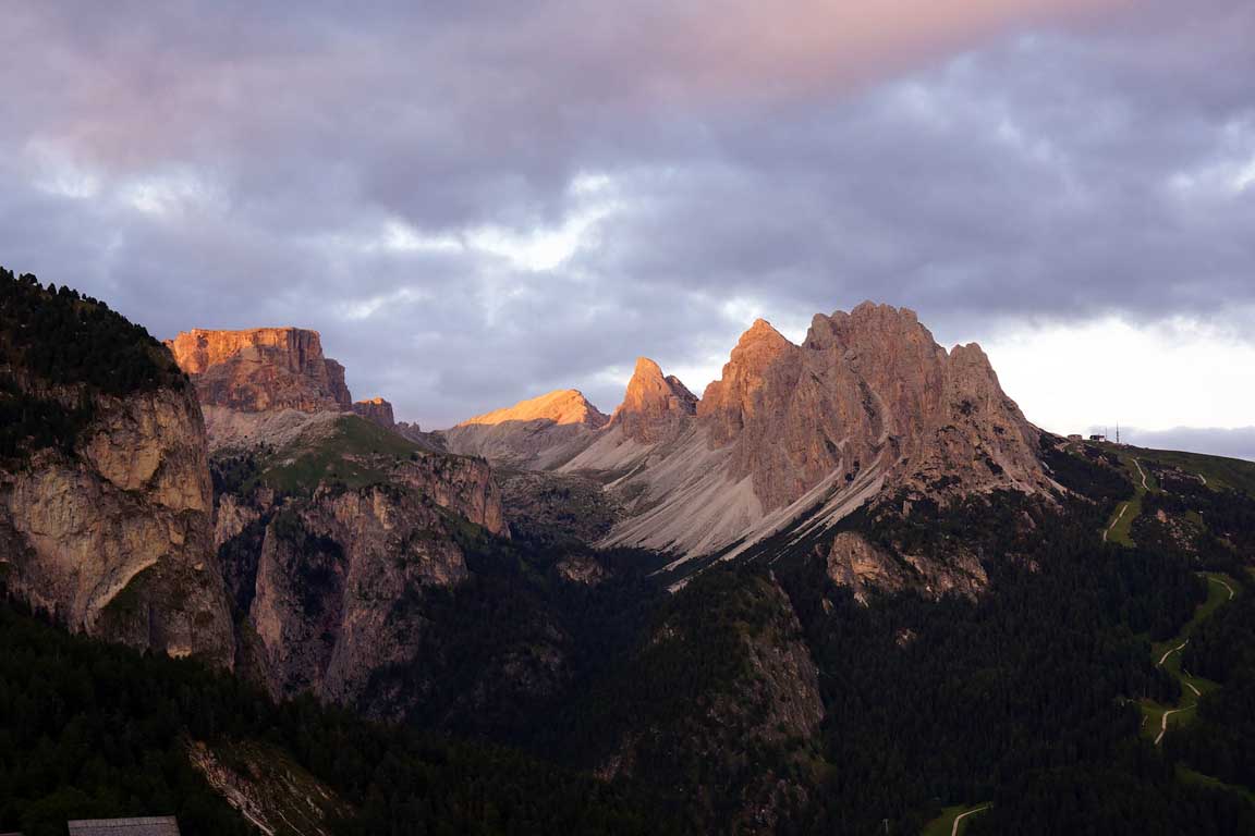 Enrosadira in Val Chedul e sul Gruppo delle Cir Dolomiti d'estate